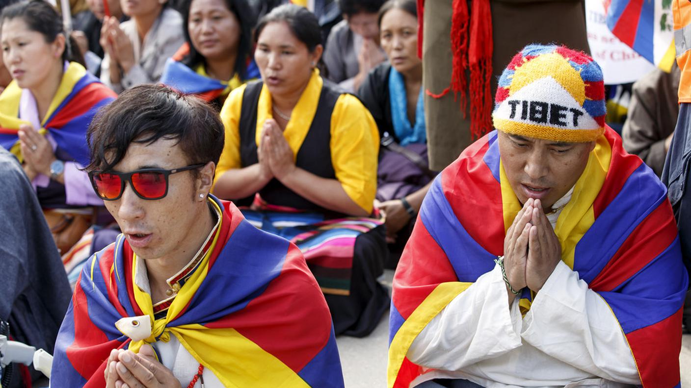 Un migliaio di manifestanti uiguri e tibetani sono scesi in piazza a Ginevra