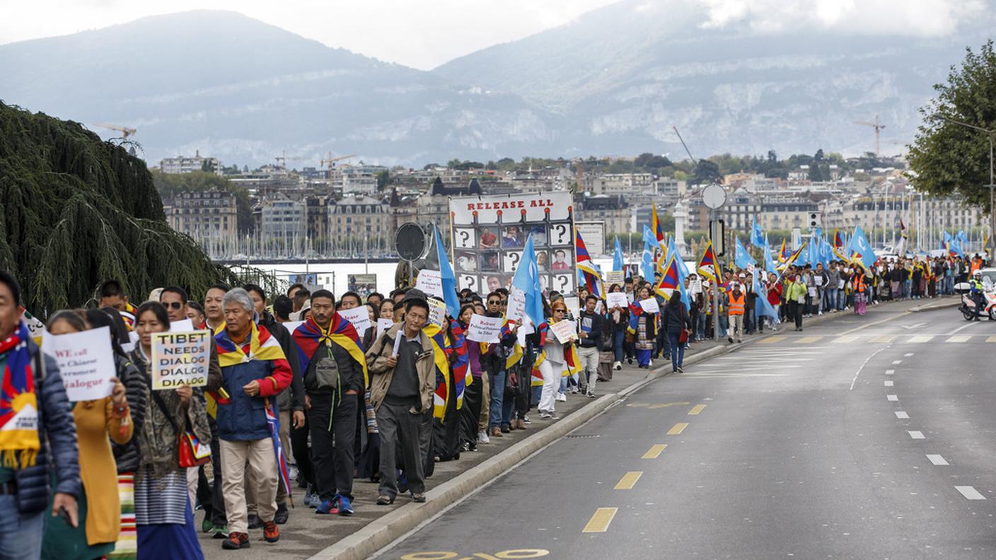 Un migliaio di manifestanti uiguri e tibetani sono scesi in piazza a Ginevra