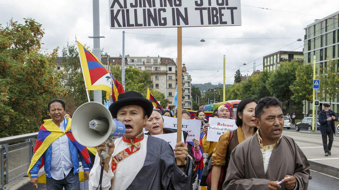 Un migliaio di manifestanti uiguri e tibetani sono scesi in piazza a Ginevra