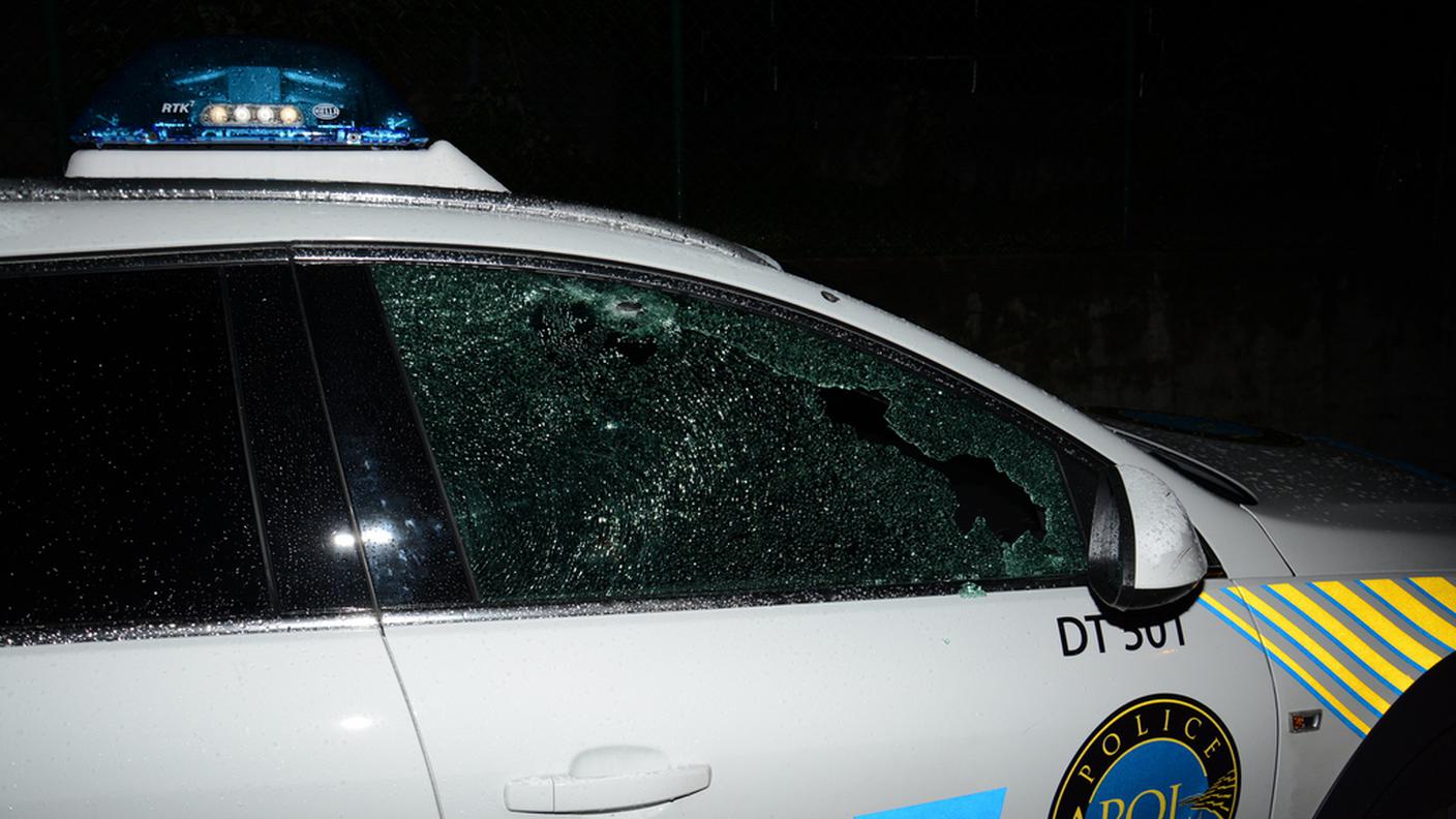 Gli agenti si sono rifugiati dietro l'auto, colpita dai proiettili