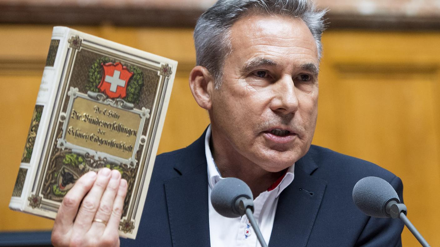 Adrian Amstutz (UDC, canton Berna): "Violazione mai vista prima della Costituzione federale"
