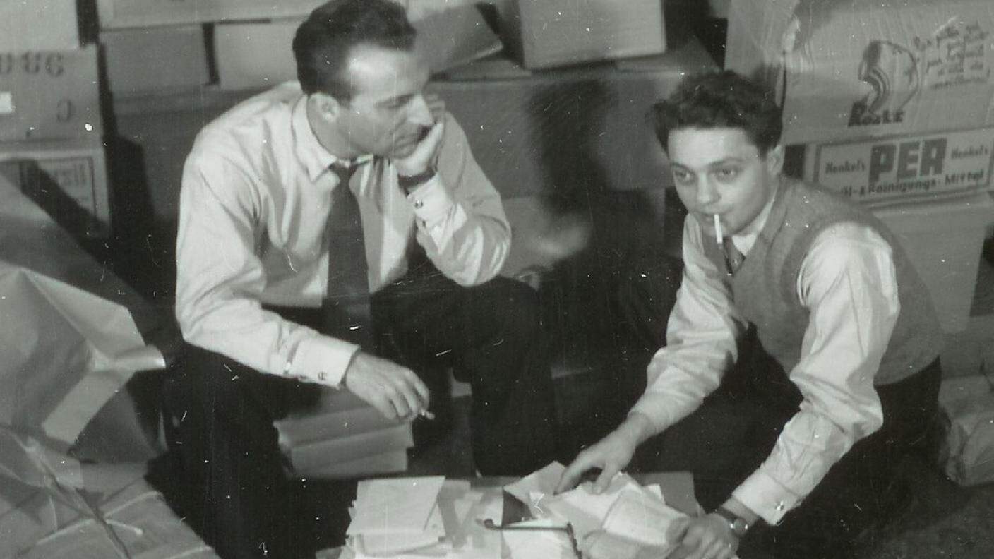 Da sinistra, Roger Nordmann e Jack Rollan, i due creatori della "Chaîne du Bonheur", qui ripresi fra i pacchi spediti dai donatori nel novembre del 1946