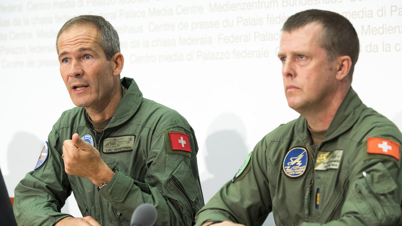 Il capo istruttore Lukas Rechsteiner e il colonnello Pierre de Goumoëns in conferenza stampa