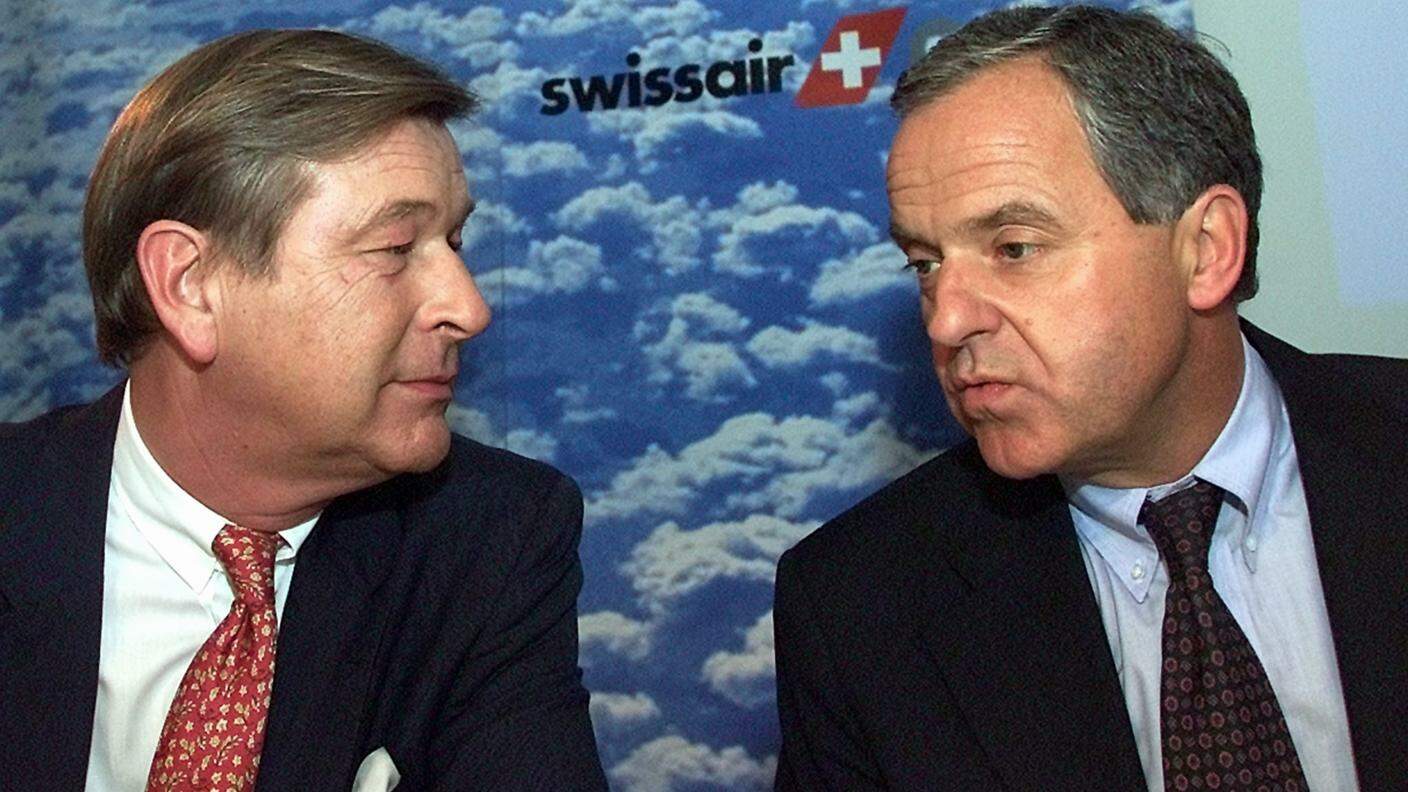 Marcel Ospel, presidente nel 2001 di UBS, e a destra Lukas Mühlemann, suo omologo di Credit Suisse