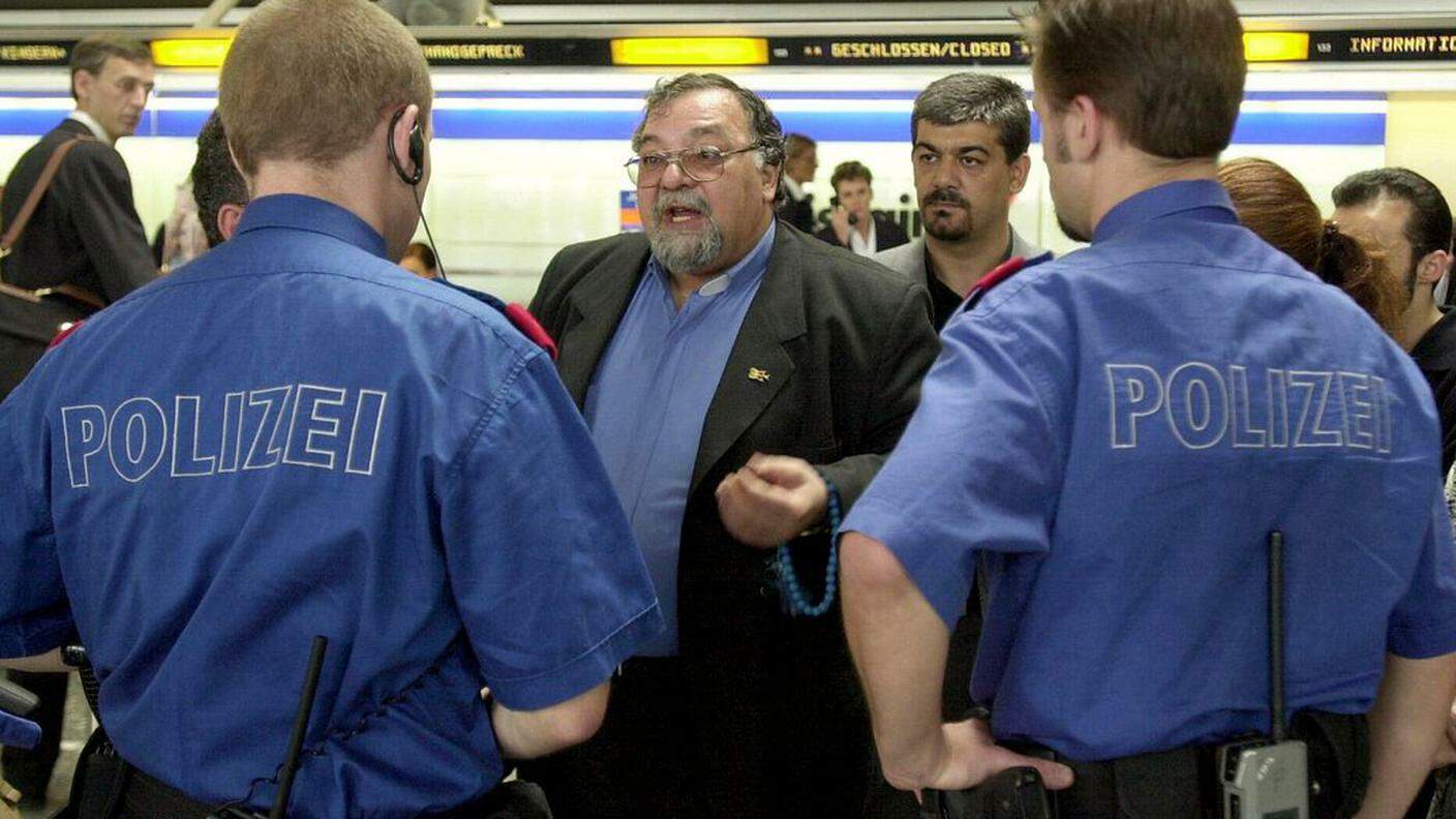 L'intervento di alcuni agenti, a Zurigo-Kloten, per sedare gli animi di passeggeri esasperati dopo la cancellazione dei voli