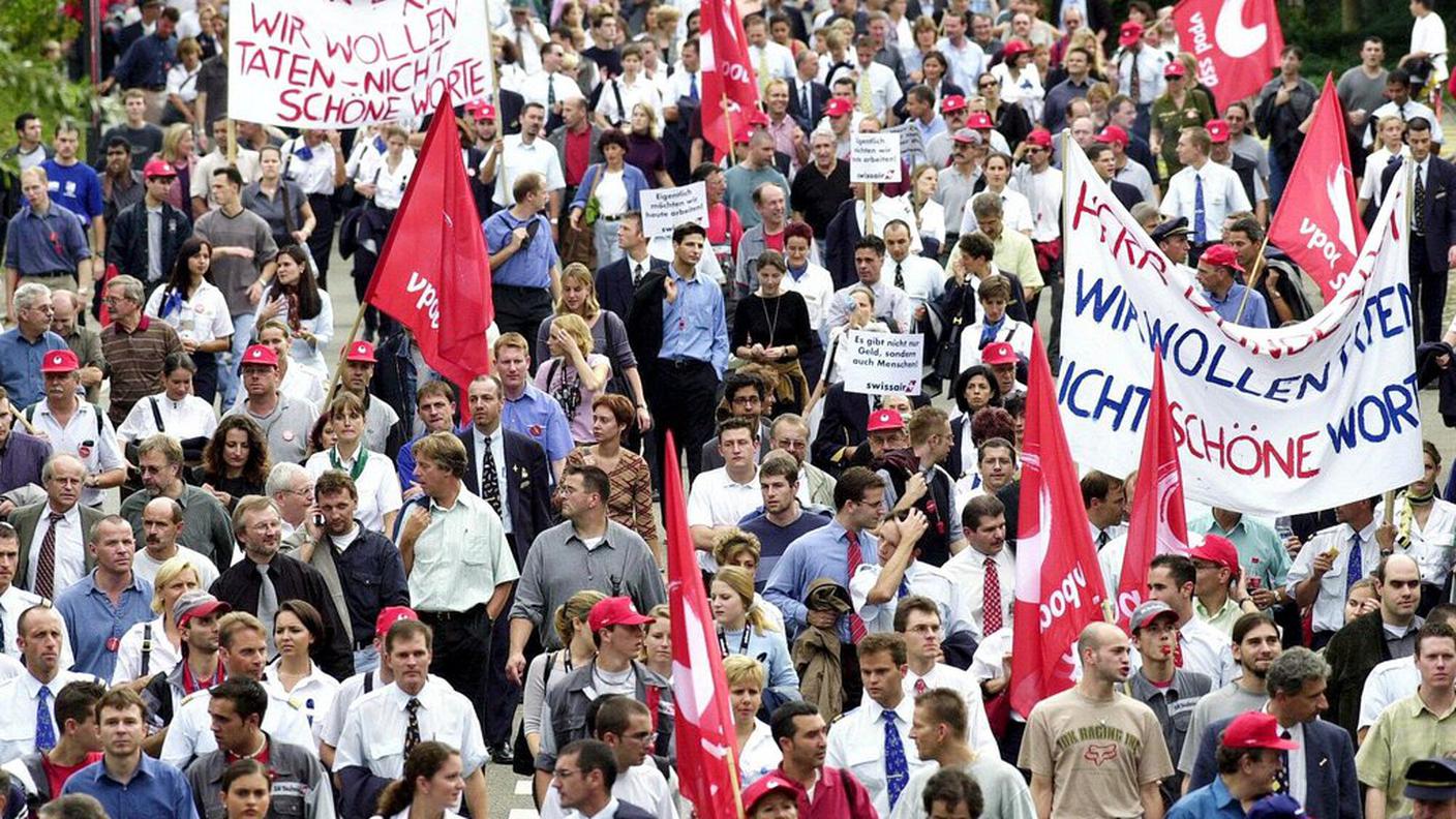 Una grande dimostrazione del personale davanti al quartier generale di SAirGroup a Zurigo-Kloten