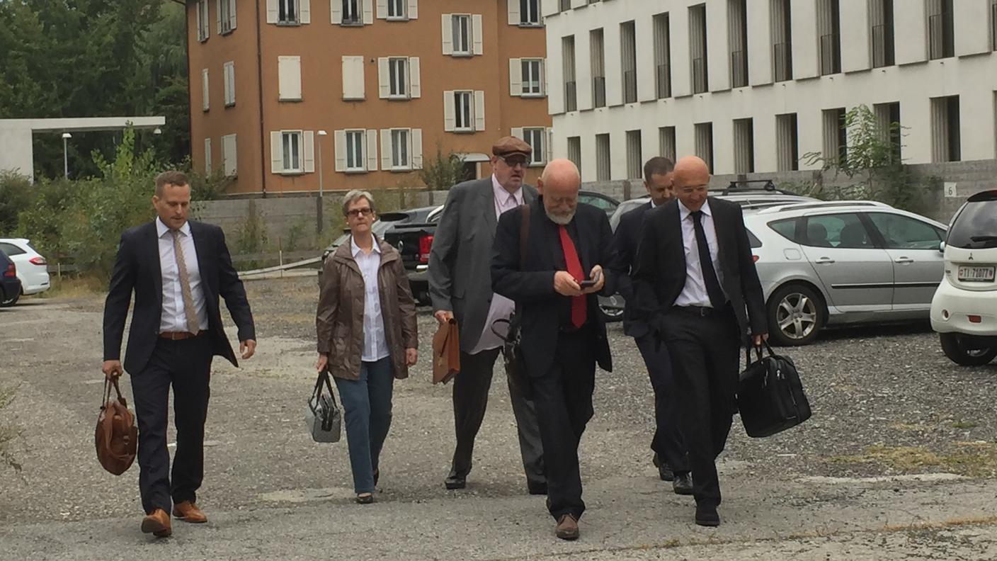 Behring con i suoi avvocati in un'immagine scattata venerdì mattina a Bellinzona