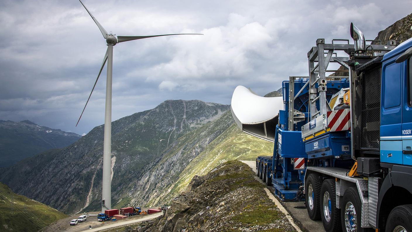 Con i camion in cima alle Alpi