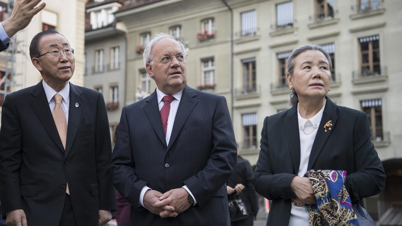Schneider-Ammann, Ban ki-moon e consorte nel corso di un giro fra le vie della capitale federale