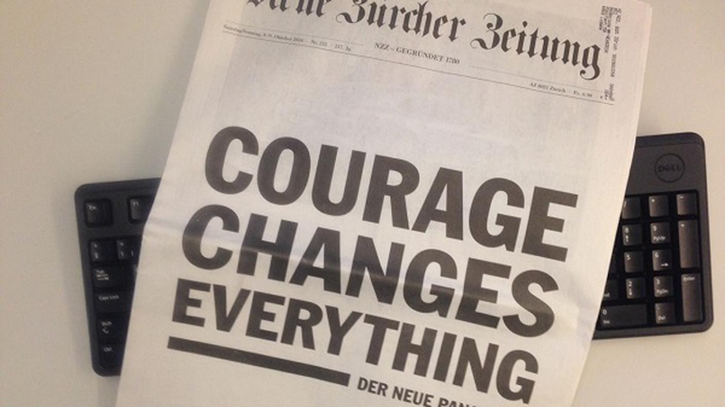 La prima pagina di NZZ di sabato con l'annuncio pubblicitario