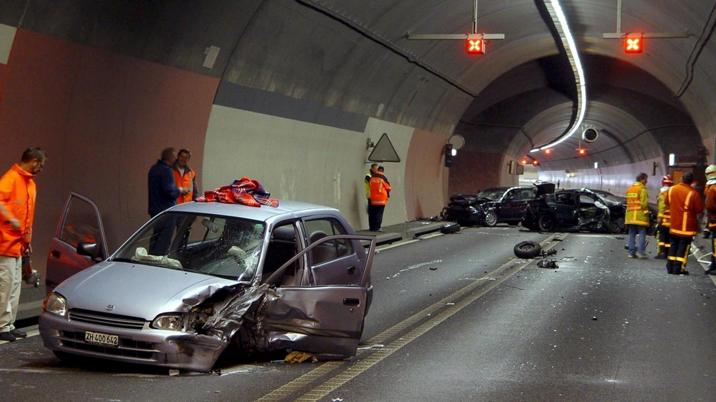 L'impatto tra i veicoli nel tunnel è stato particolarmente violento