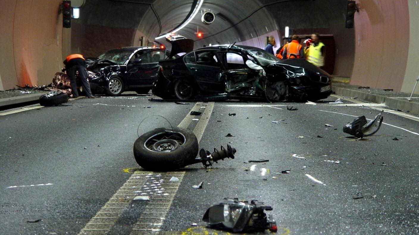 Le auto demolite e i soccorritori all'interno del Fäsenstaubtunnel