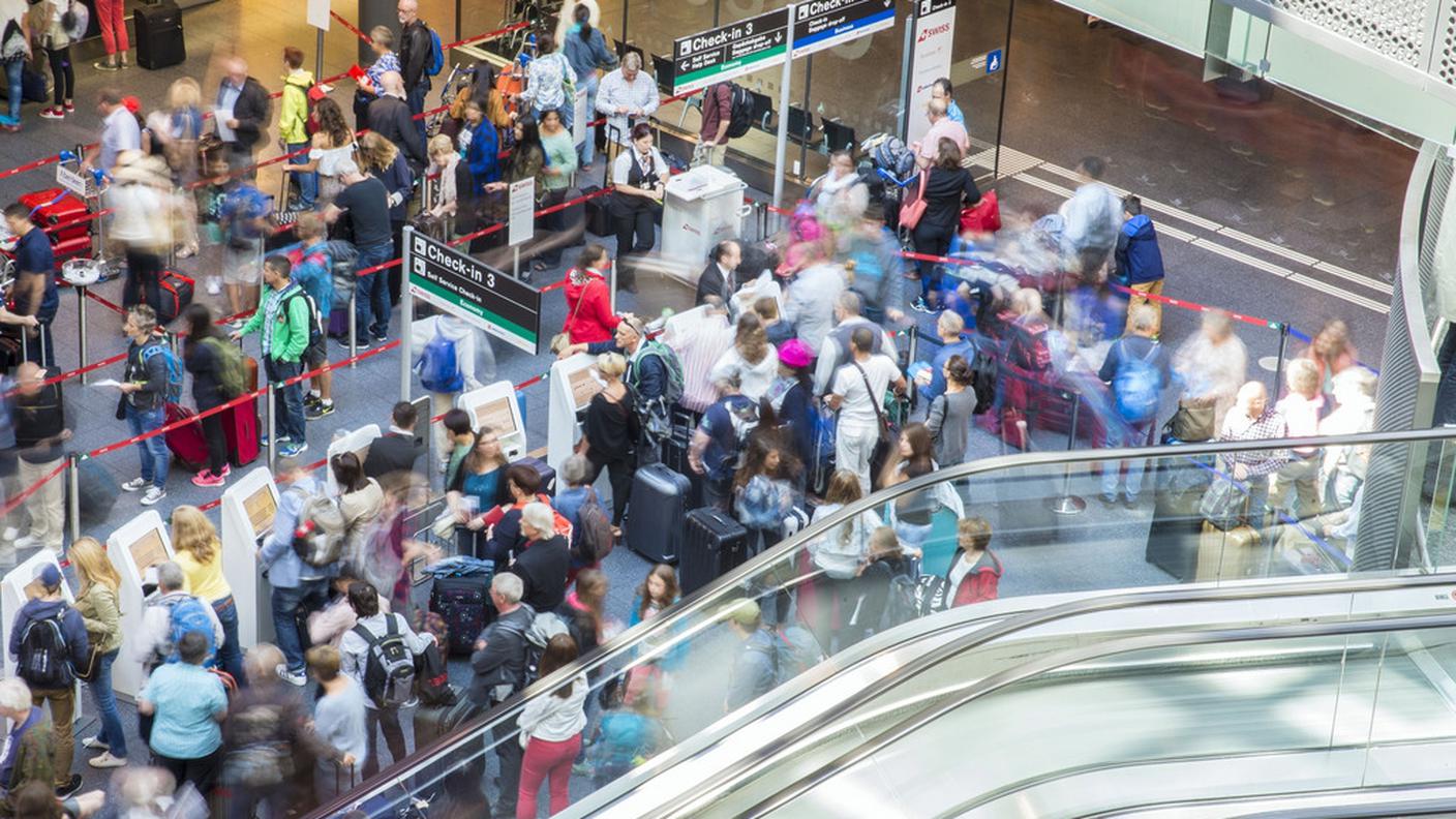 L'incidente all'A380 ha scatenato il caos tra i passeggeri nel terminal