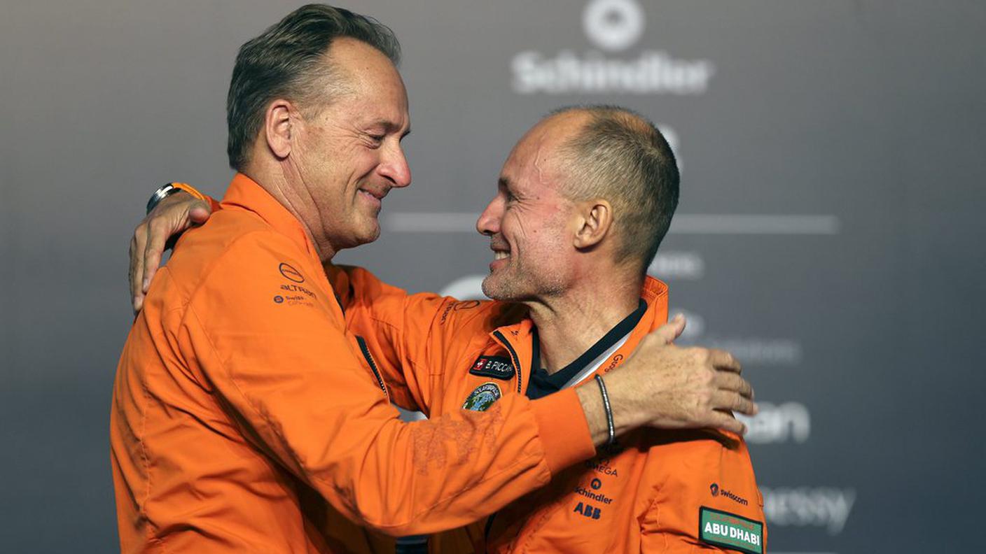 L'abbraccio dopo aver concluso il giro del mondo con Solar Impulse 2