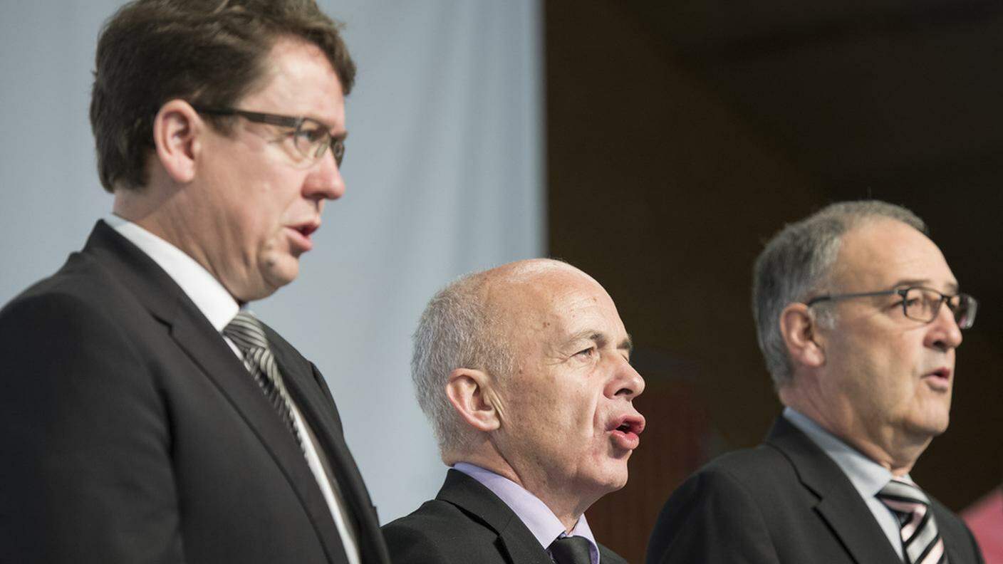 Il presidente Albert Rösti e i consiglieri federali Ueli Maurer e Guy Parmelin durante l'esecuzione del salmo svizzero