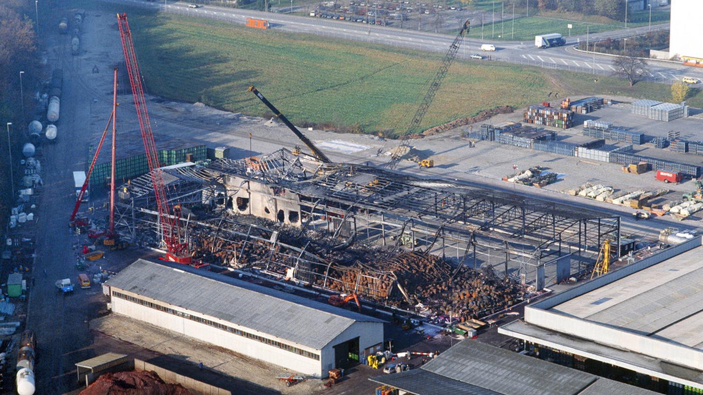 Quel che resta del deposito 596 della Sandoz a Schweizerhalle subito dopo l'incendio 