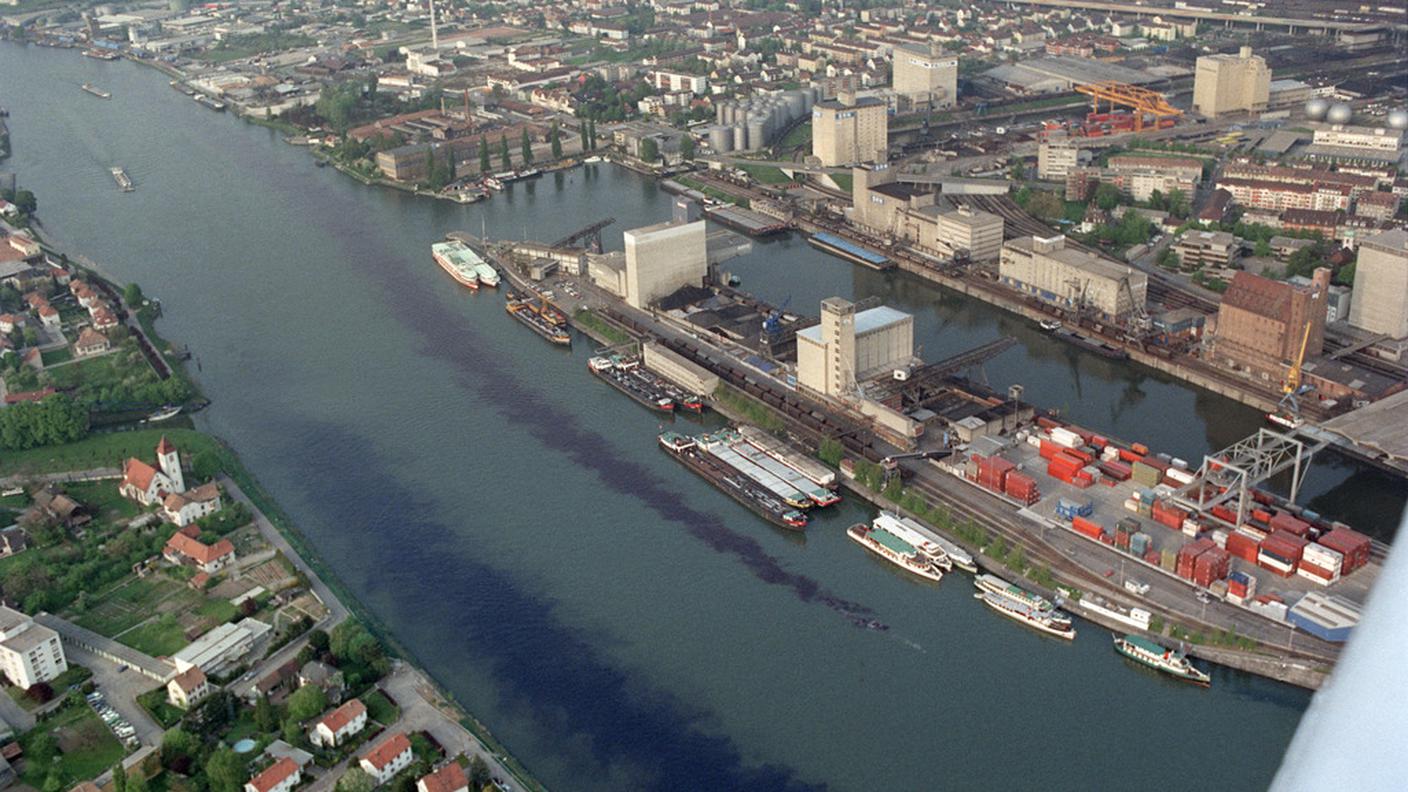 L'acqua trascina i pesticidi della Sandoz nel Reno e il fiume si colora  