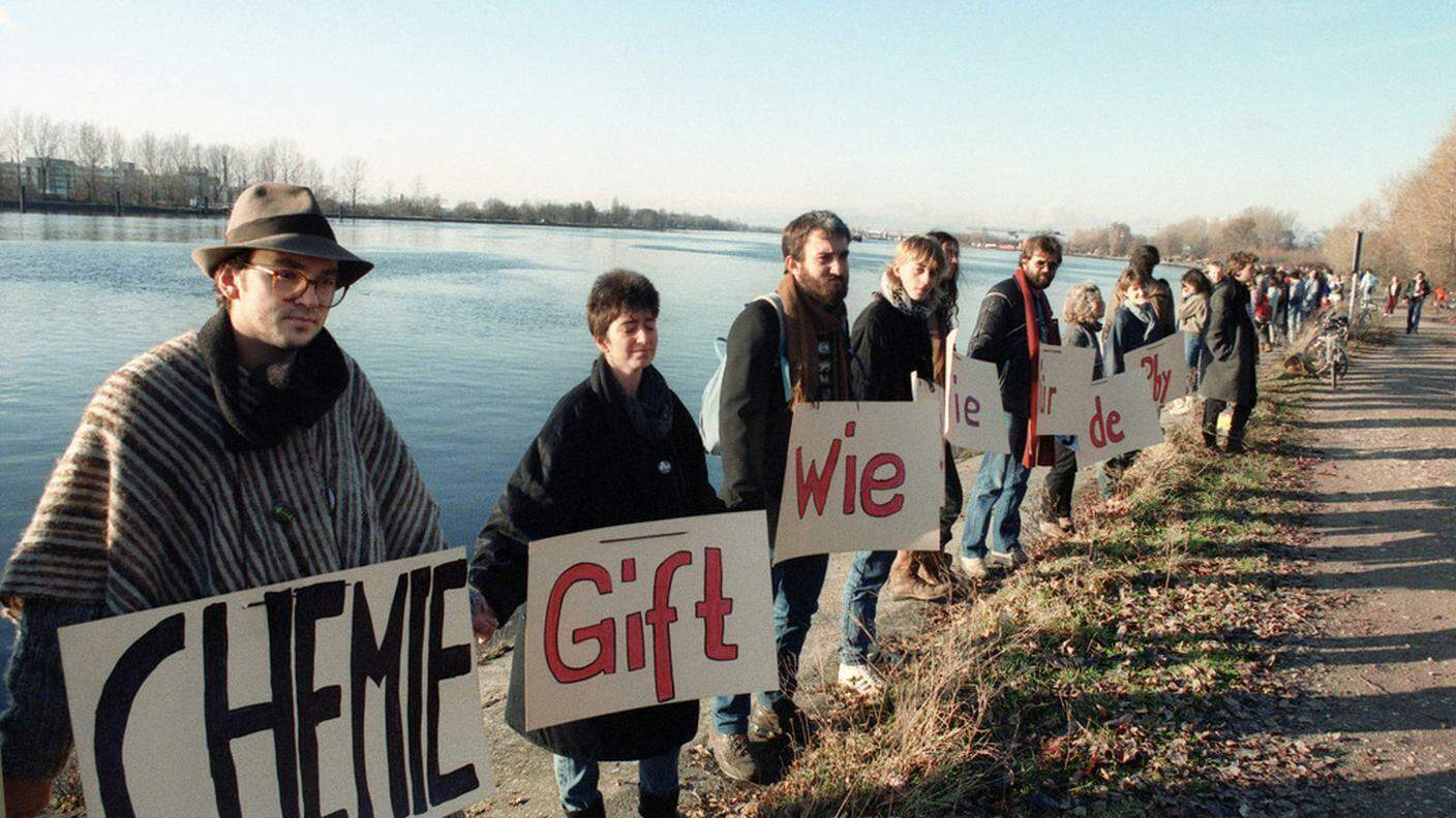 Una catena umana di 60'000 persone lungo il Reno nel dicembre del 1986      