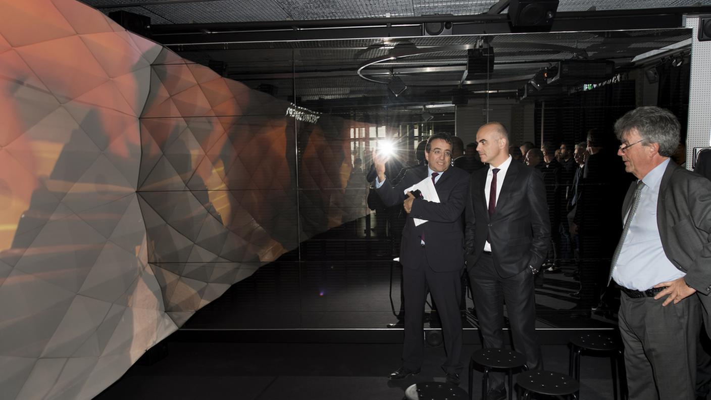 Da sinistra, il consigliere di Stato vodese Pascal Broulis, il consigliere federale Alain Berset e Patrick Aebischer, presidente dell'EPFL 