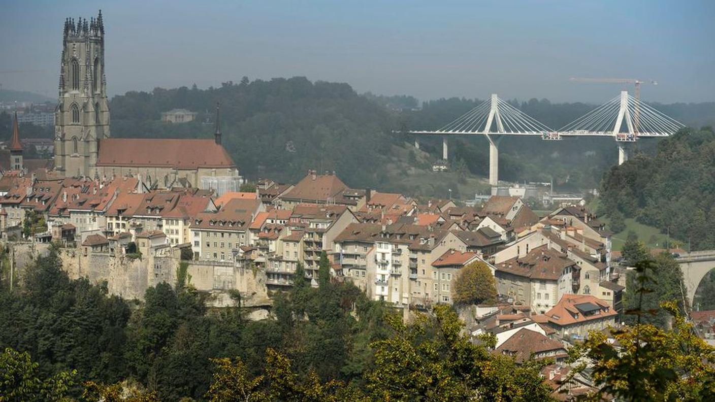 La capitale cantonale e, sullo sfondo, il "pont de la Poya"
