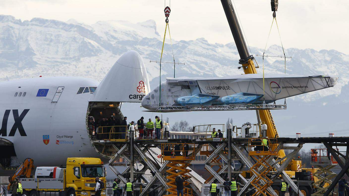 Solar Impulse 2 scaricato dall'aereo cargo che lo ha riportato in Svizzera
