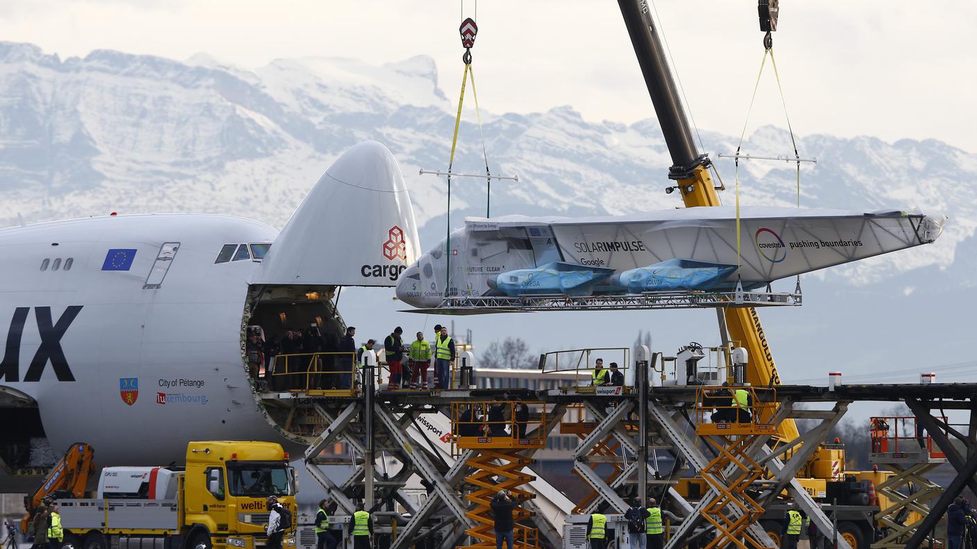 Solar Impulse 2 scaricato dall'aereo cargo che lo ha riportato in Svizzera