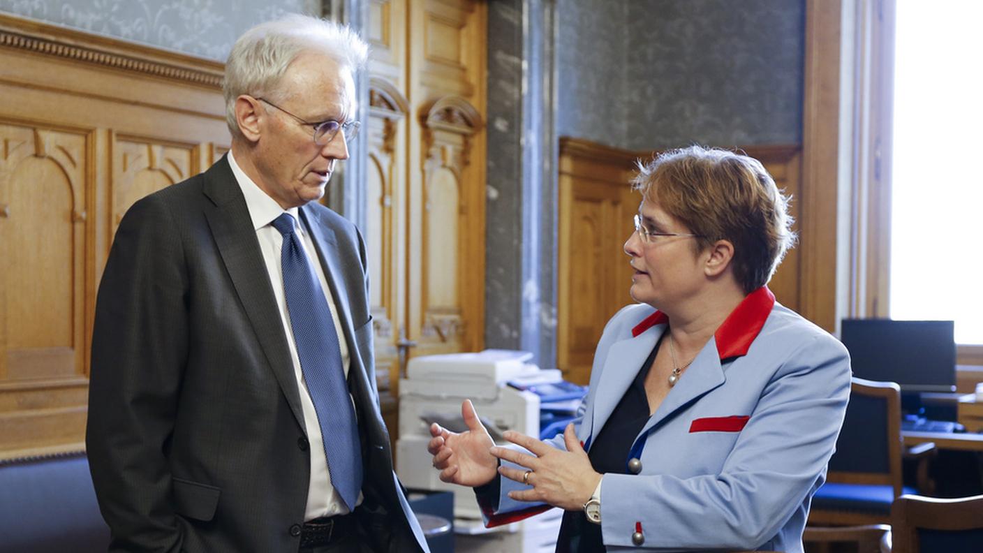 Hans-Ulrich Bigler mentre discute con Magdalena Martullo-Blocher