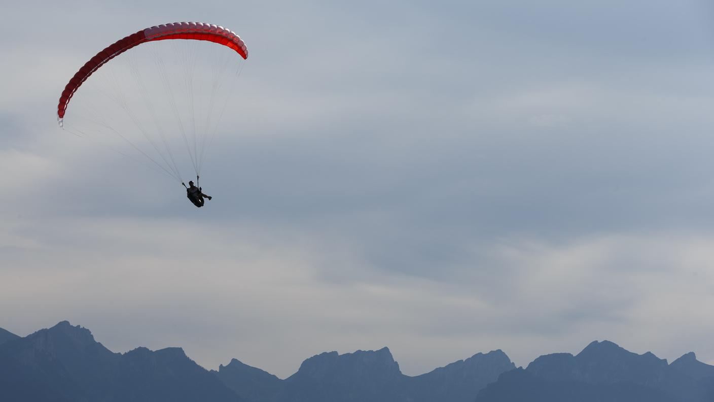 L'uomo si è schiantato subito dopo essersi lanciato con il suo parapendio
