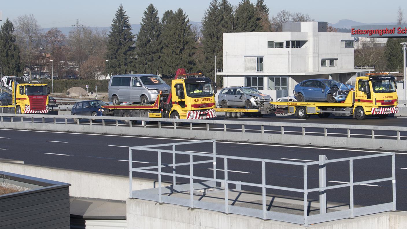 Alcune della auto danneggiate vengono rimosse dalla zona dell'incidente