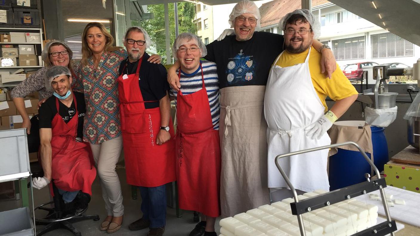 Dorothée Schiesser (la terza da sin) con il team della fondazione Wohnwerk di Basilea