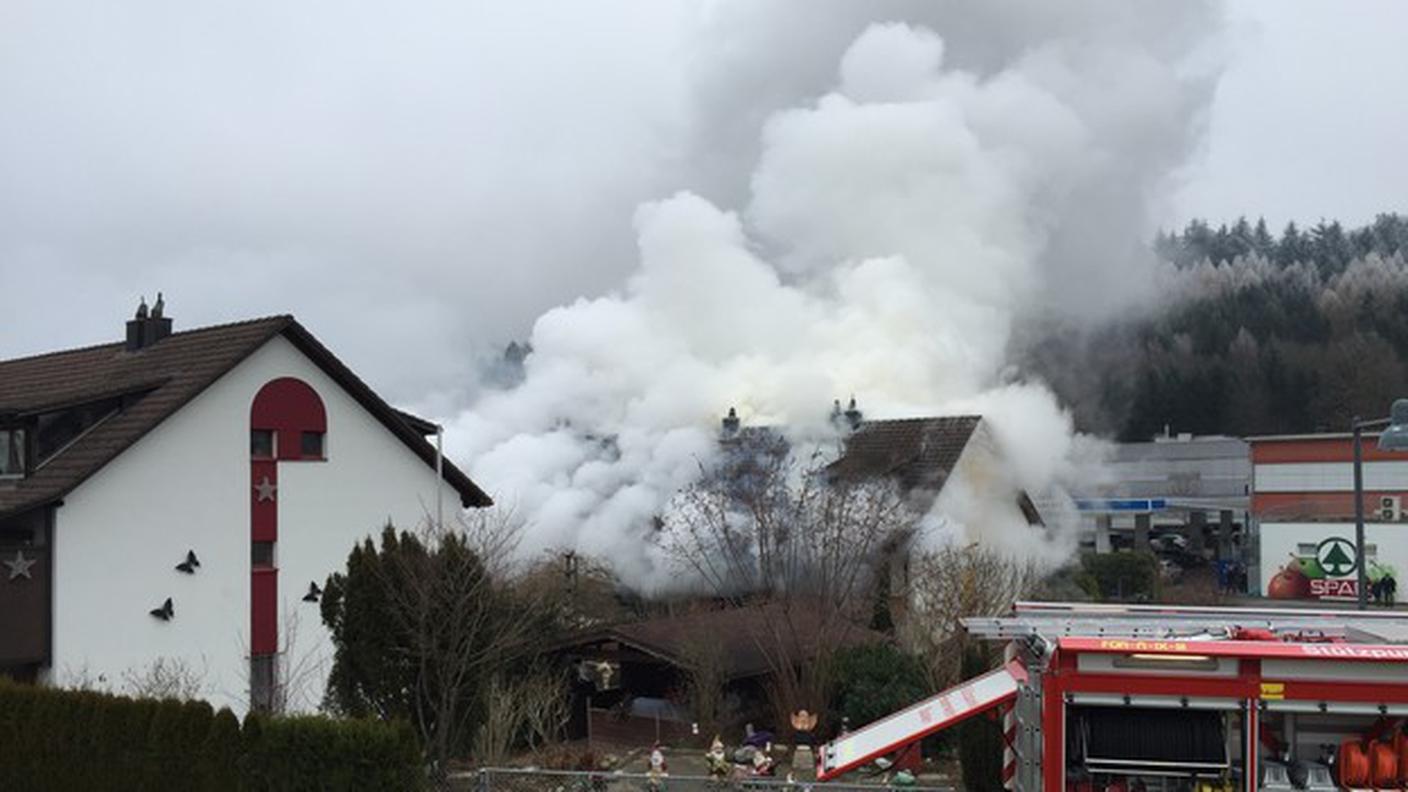 Le abitazioni in preda alle fiamme
