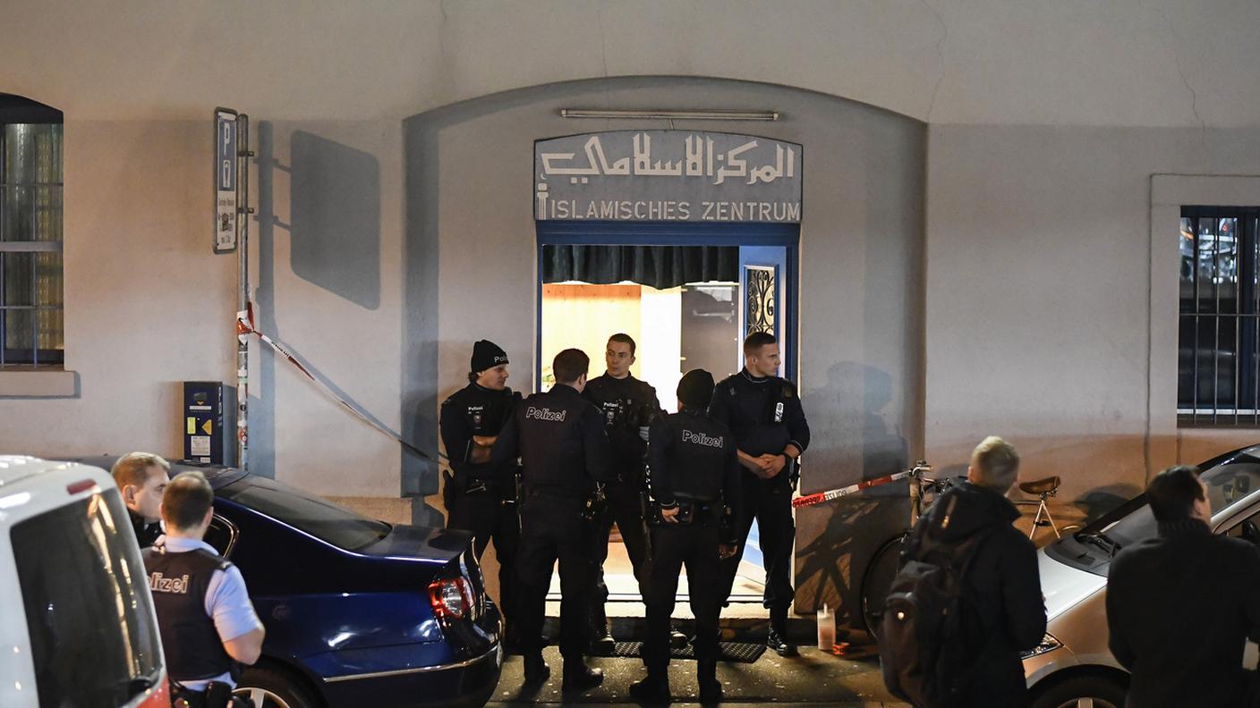 La polizia sbarra l'entrata al Centro