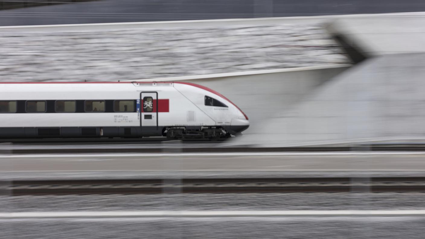 I treni passeggeri tornati a percorrere la nuova galleria del San Gottardo