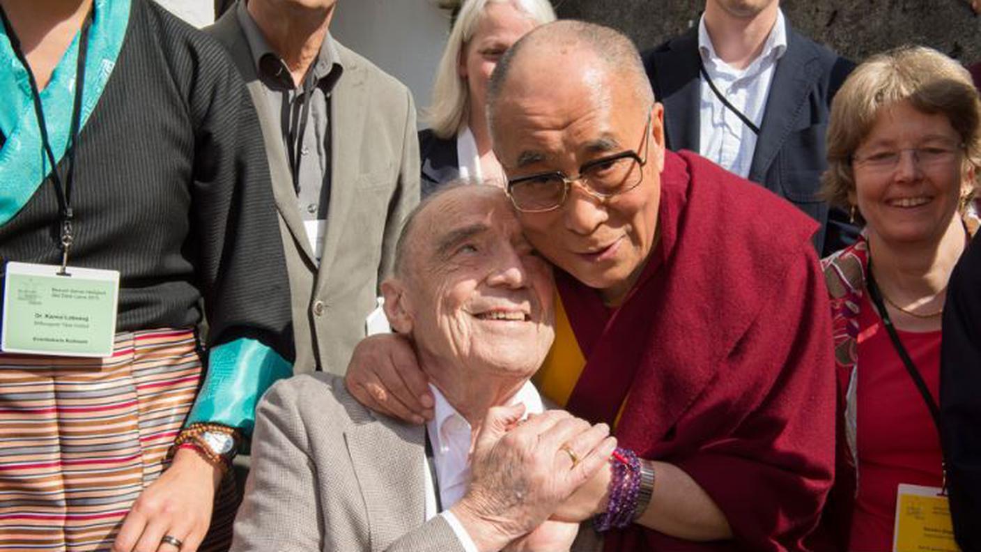 L'industriale Kuhn insieme al Dalai Lama nel 2013, all'istituto tibetano