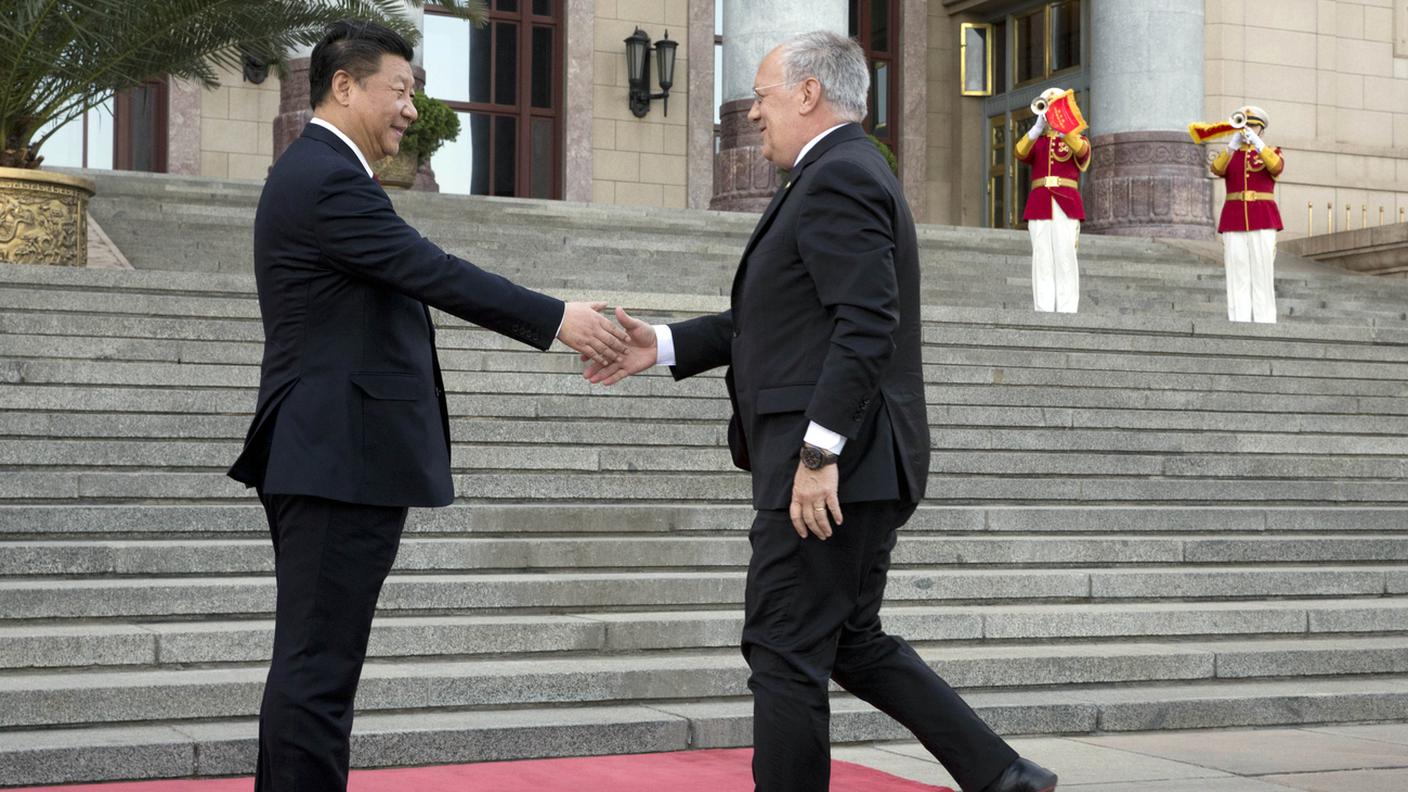 La stretta di mano tra Schneider-Ammann e Jinping a Pechino in aprile