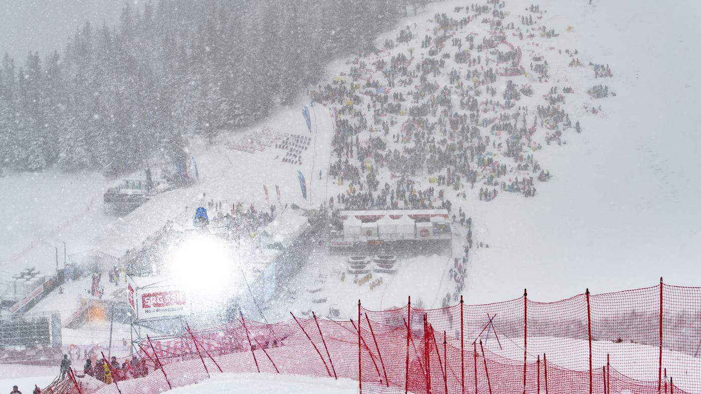 Vento, nevicate copiose e piste impraticabili a Wengen, per la discesa maschile di sci