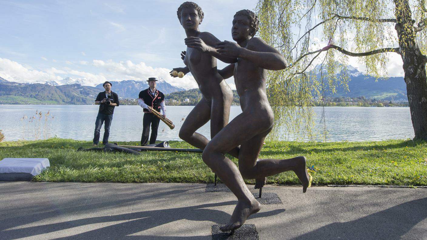 Una scultura di Hans Erni esposta sul lungolago di Lucerna