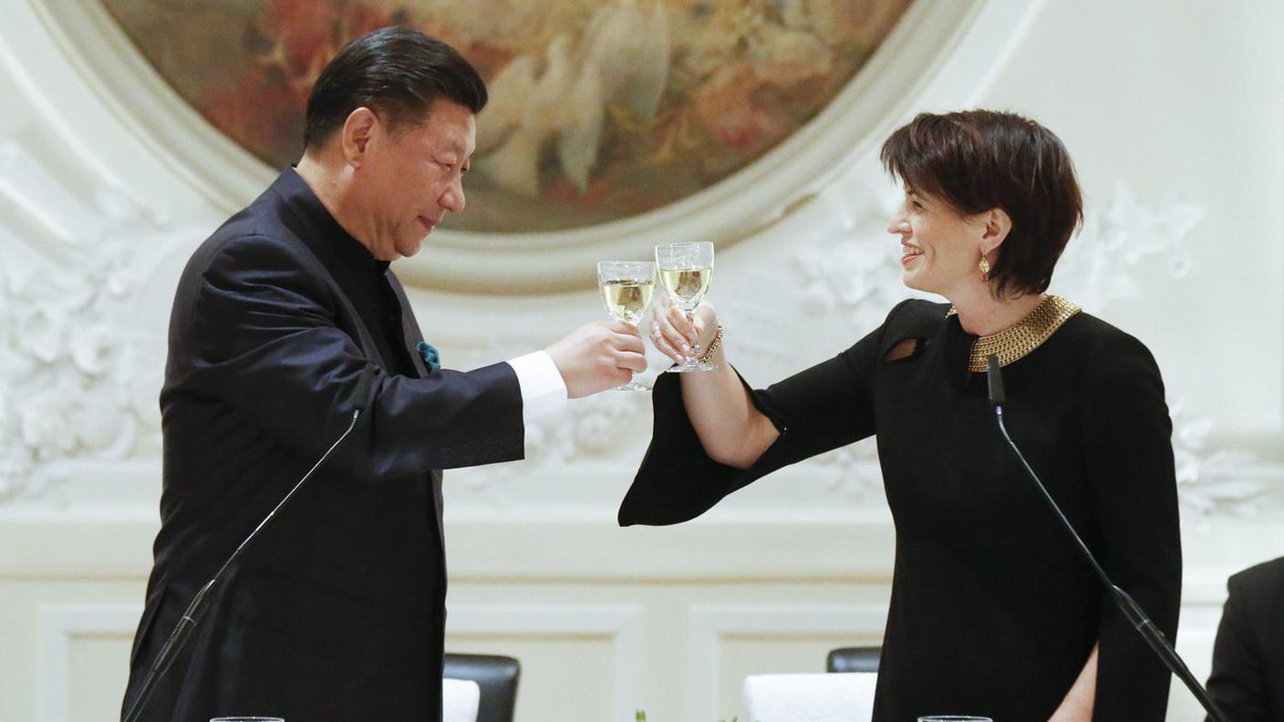 Leuthard e Xi Jinping brindano durante il banchetto ufficiale a Berna