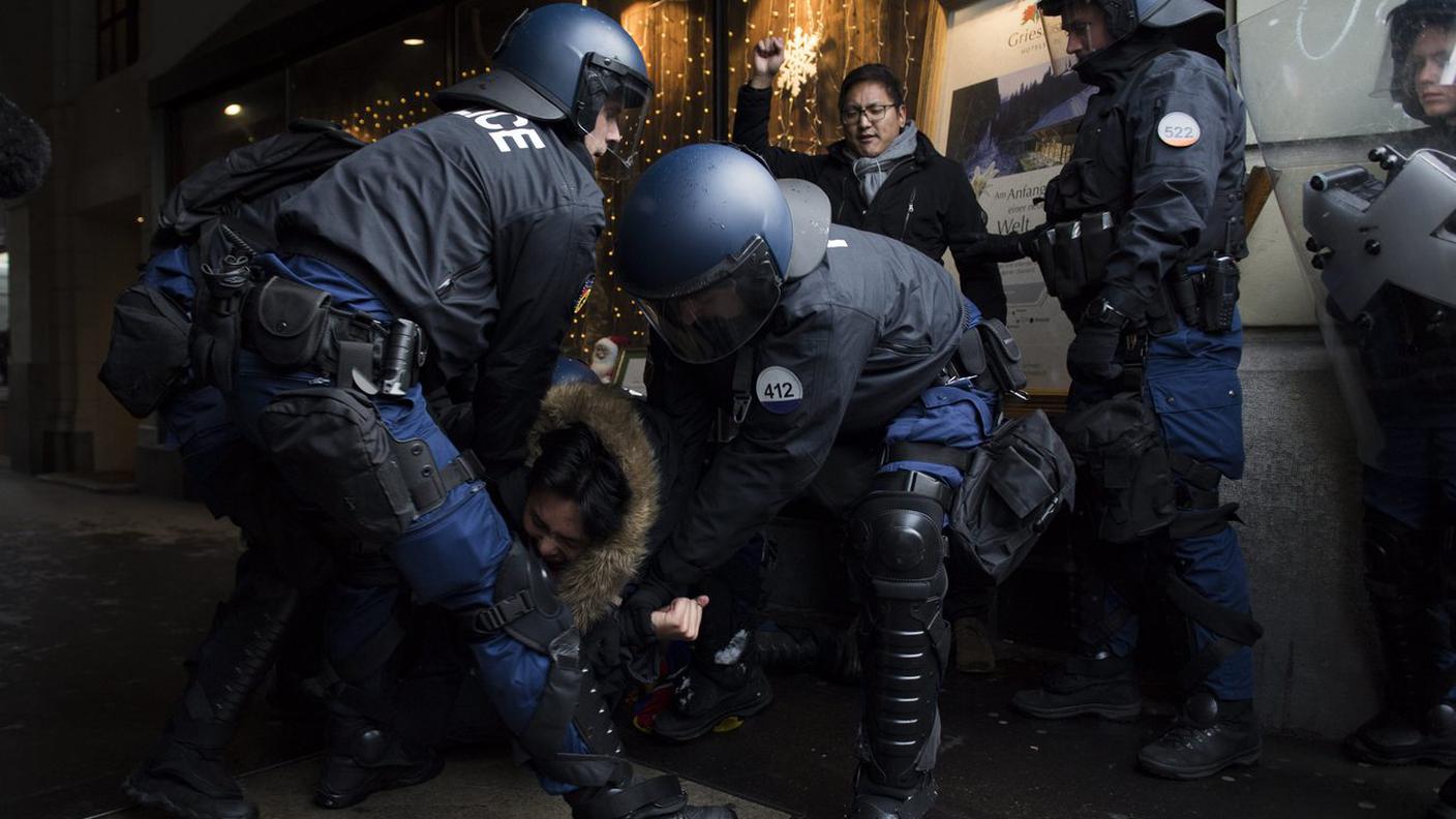 L'intervento degli agenti durante la manifestazione non autorizzata