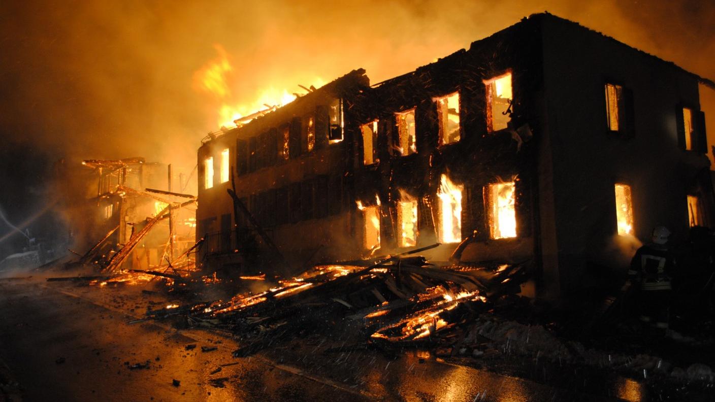 Uno degli edifici divorati dalle fiamme