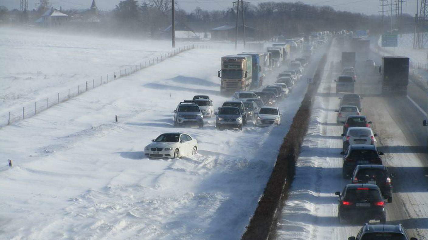 Autostrada bloccata dalla neve soffiata dal vento tra Morges e Rolle
