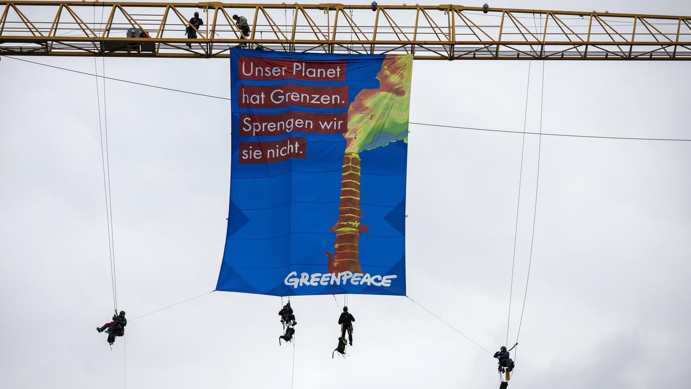 Manifestazione di Greenpeace a Berna