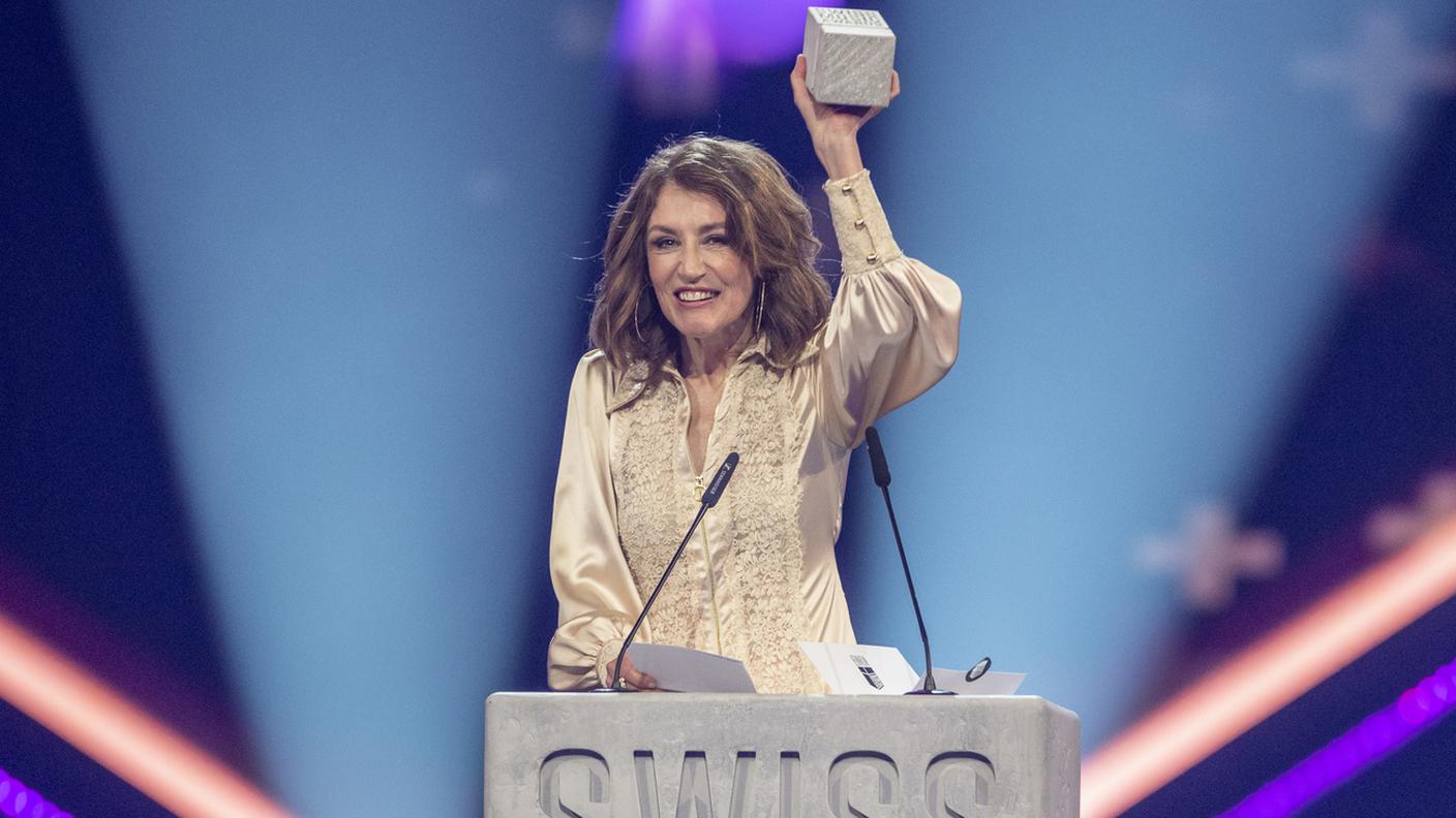La vallesana Sina raggiante dopo aver vinto il premio come migliore cantante donna