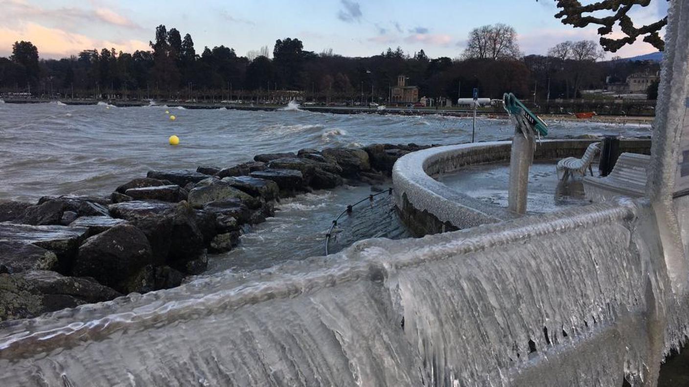 Lago agitato, vento e ghiaccio sulle rive del Lemano
