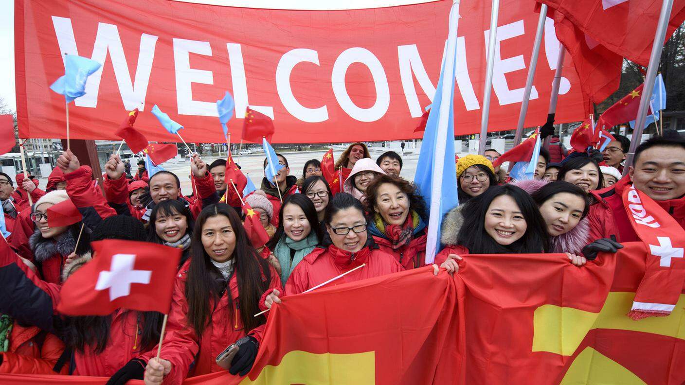 I cinesi radunati sulla Piazza delle Nazioni, per salutare l'arrivo di Xi Jinping a Ginevra