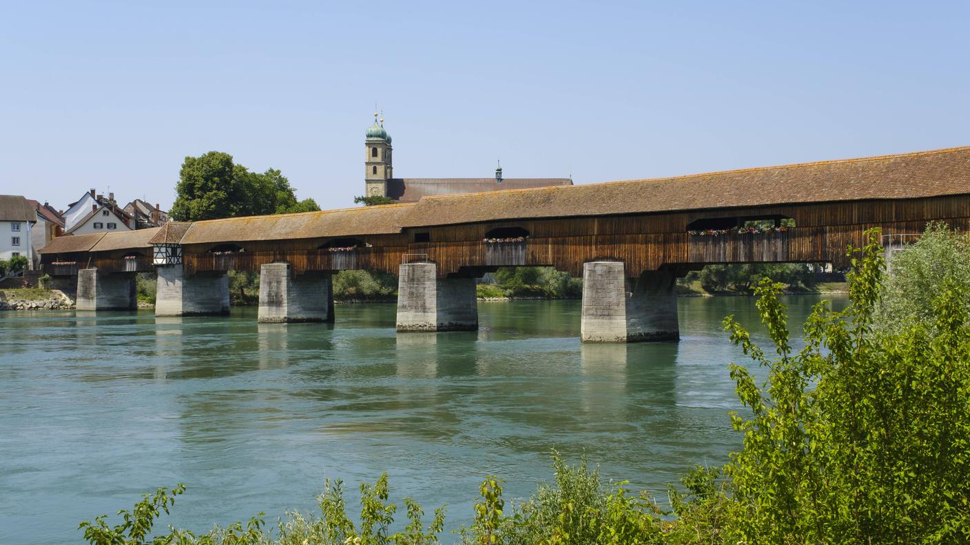 Il ponte di legno sul Reno tra Svizzera e Germania