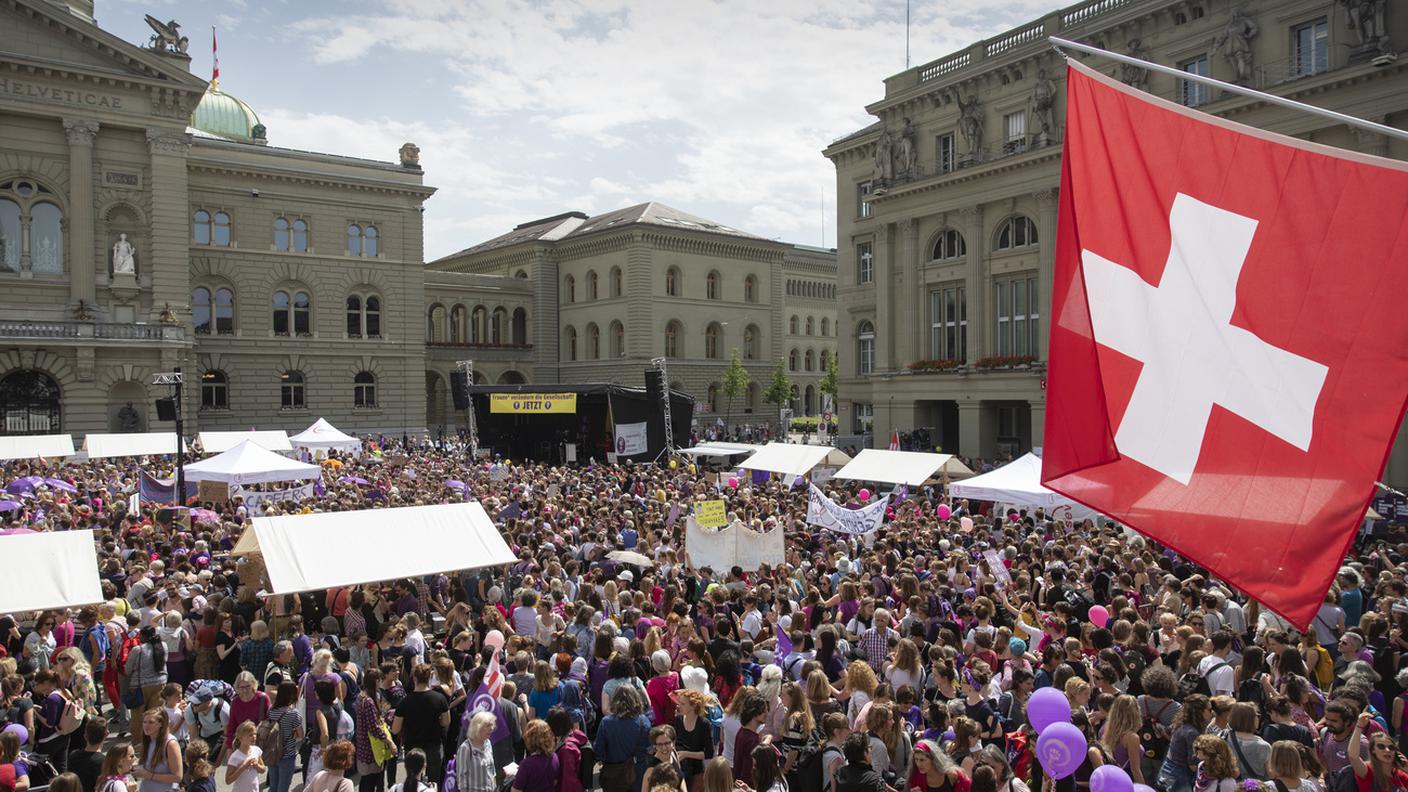 La "marea viola" su Piazza Federale il 14 giugno 2019