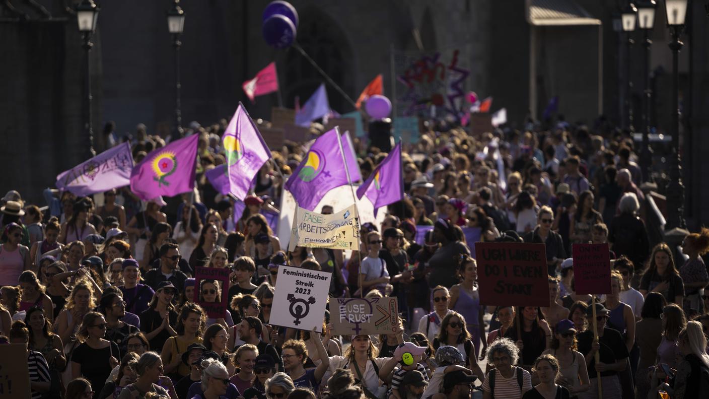 Decine di migliaia di persone hanno animato la protesta a Zurigo