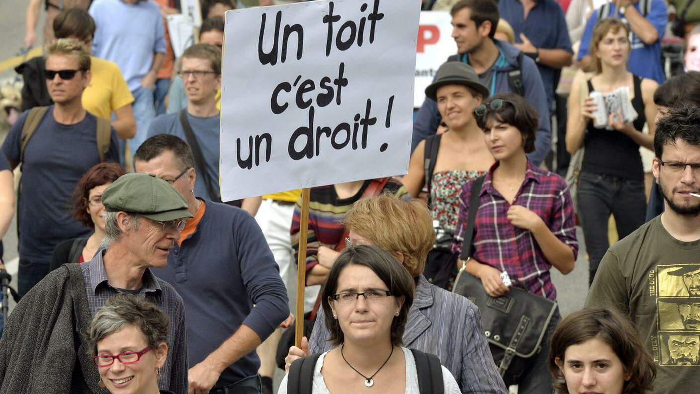 Una manifestazione contro la penuria degli alloggi, a Ginevra, nel 2013