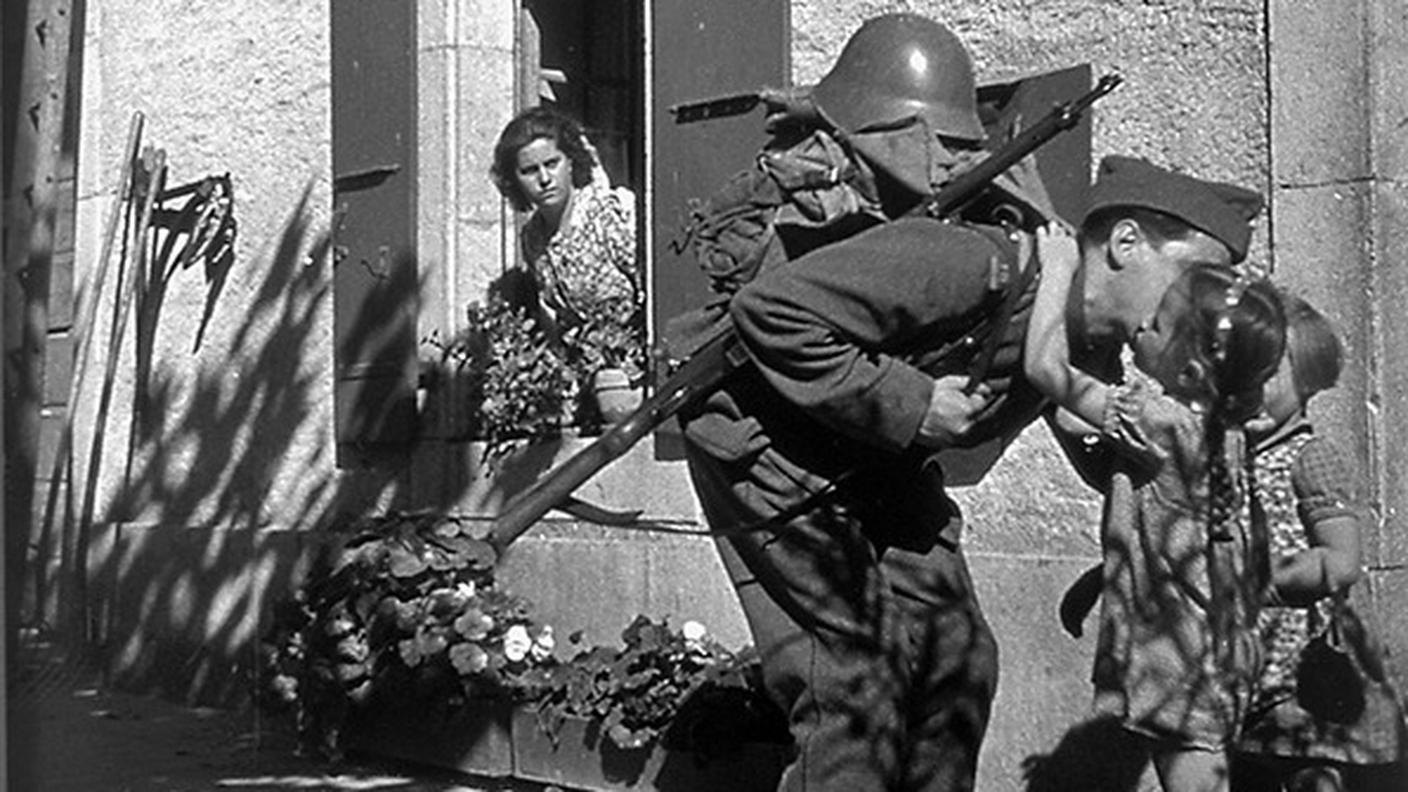 Un soldato parte per il servizio attivo; immagine tratta da un reportage del Cinegiornale svizzero, dedicato alla mobilitazione dell’esercito durante la Seconda guerra mondiale